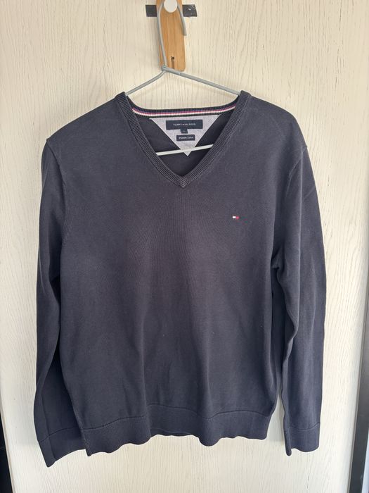 Granatowy sweterek w serek meski tommy hilfiger