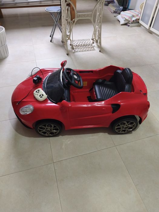 Carro eléctrico vermelho para criança