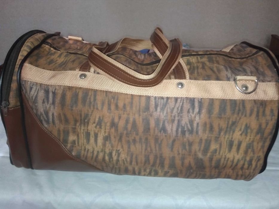 Сумка дорожная Дл 44 см. Ш 24 см. Высота 26 см.