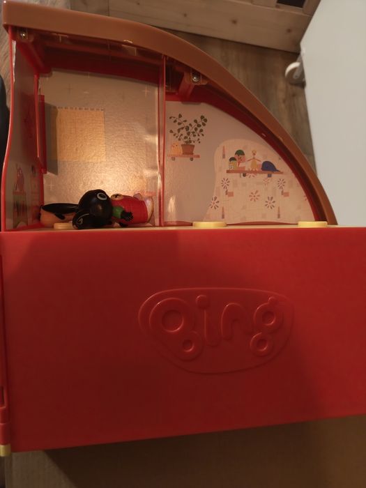 Domek Binga z figurkami