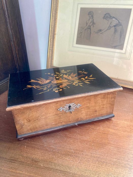 Szwedzkie drewniane pudełko na biżuterię lub drobiazgi z 1880 r.