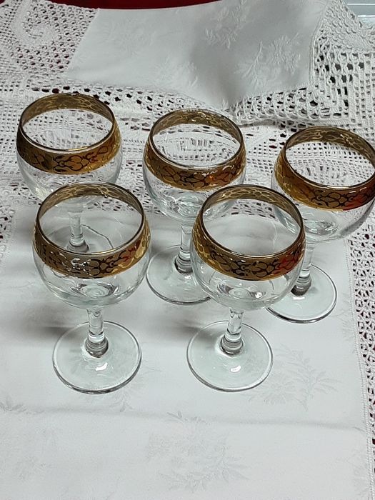 5 copos em vidro novos para vinho com frizo dourado
