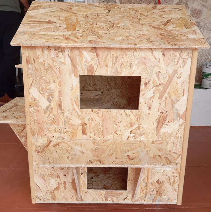 Casota gato duplex feita em madeira OSB