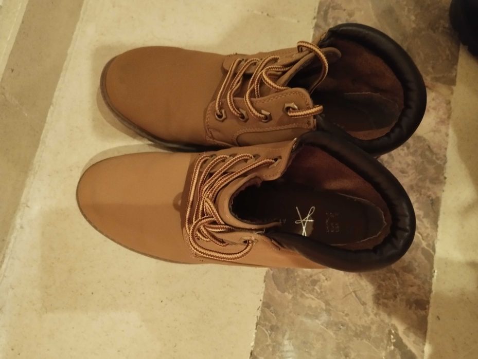 Botas cano baixo com atacadores