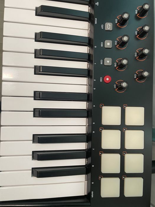 Продаю MIDI M-Audio Oxygen 49 MK5 + Фірмений Чохол