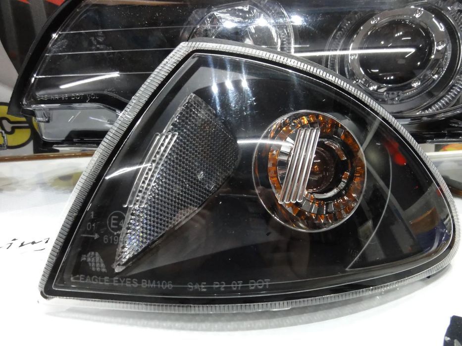 Faróis angel eyes com luz branca 5000k para BMW E46 4 portas / limosine 98-01 fundo preto com angel eyes em branco