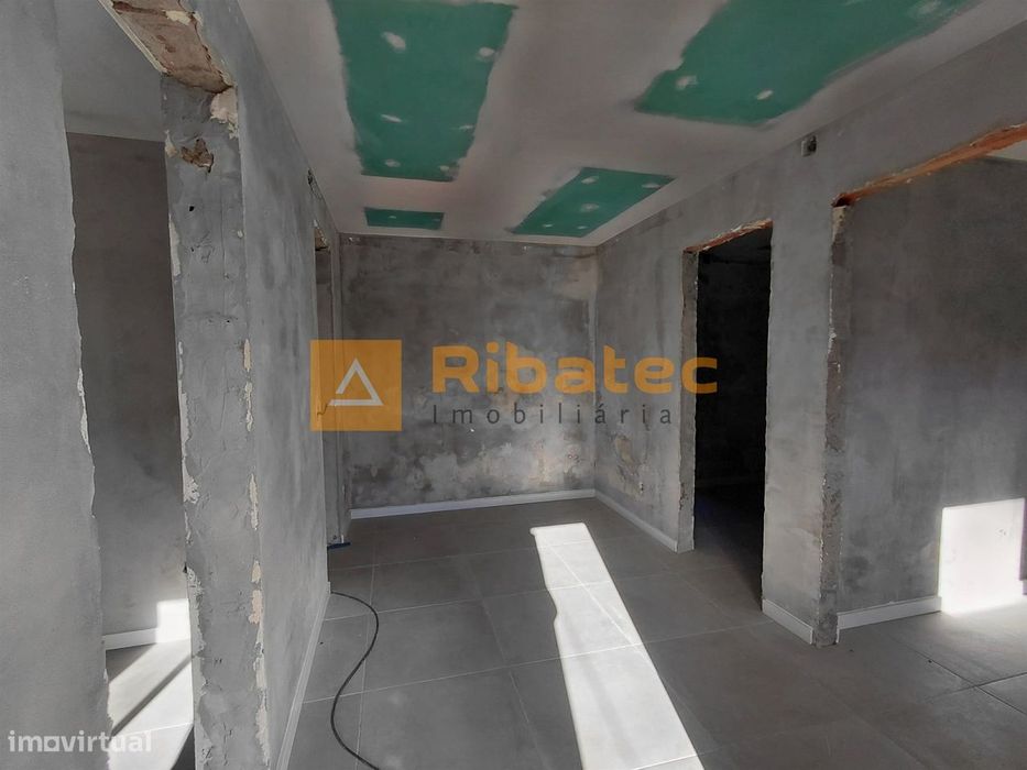 Moradia T2 remodelada com terreno na Fajarda
