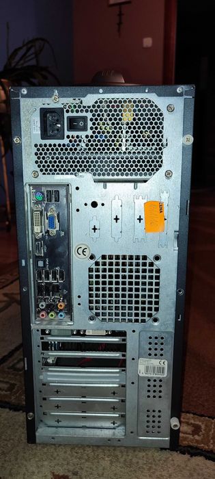Komputer stacjonarny z klawiaturą