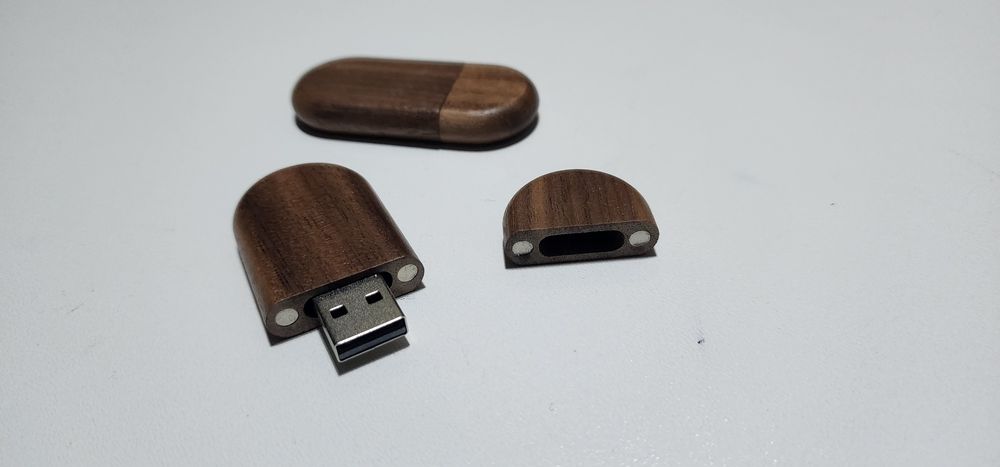 Крута флешка 16 гиг з дерев'яним корпусом