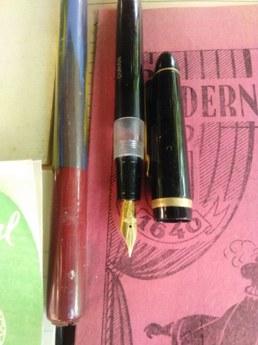 Cadernos diários e canetas antigas