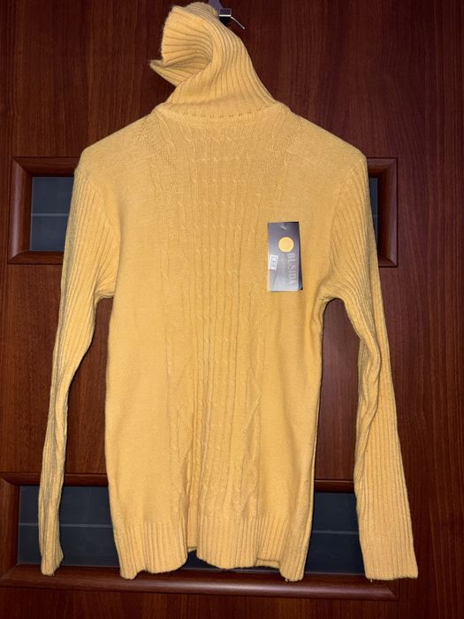 Musztardowy sweter golf