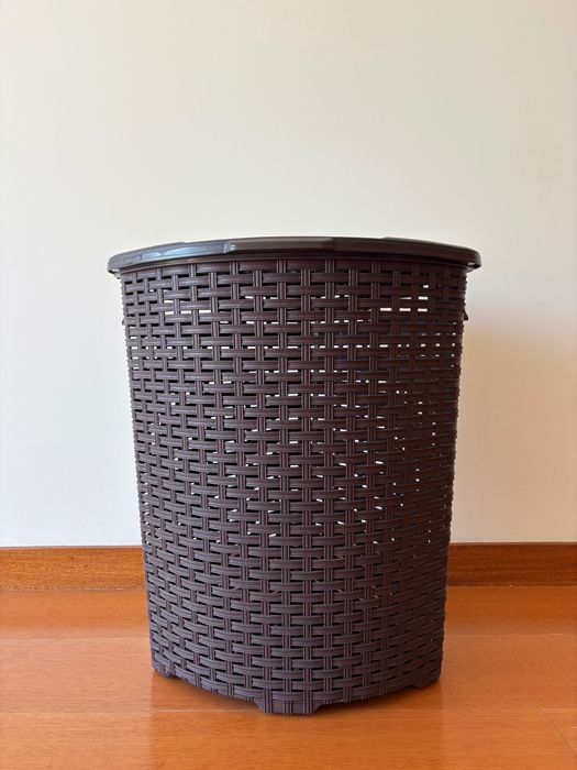Cesto castanho plástico