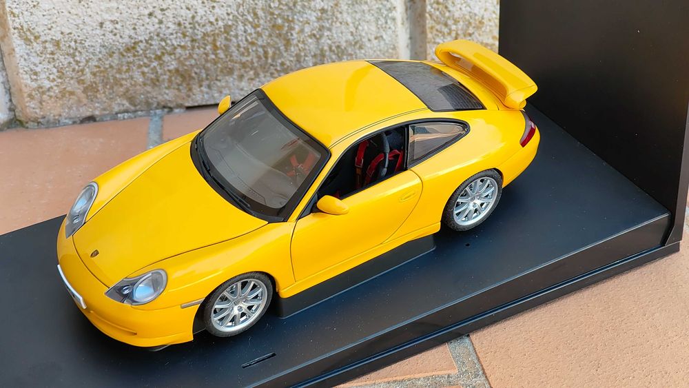 Porsche 911 GT3 Street Car (996) AutoArt 1/18