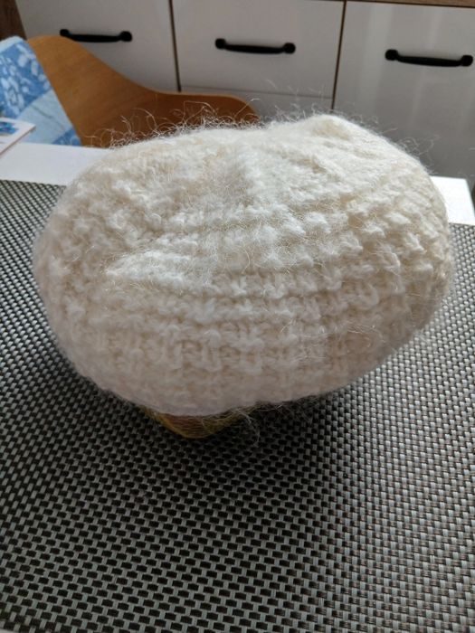 Beret damski ,biały,ciepły.