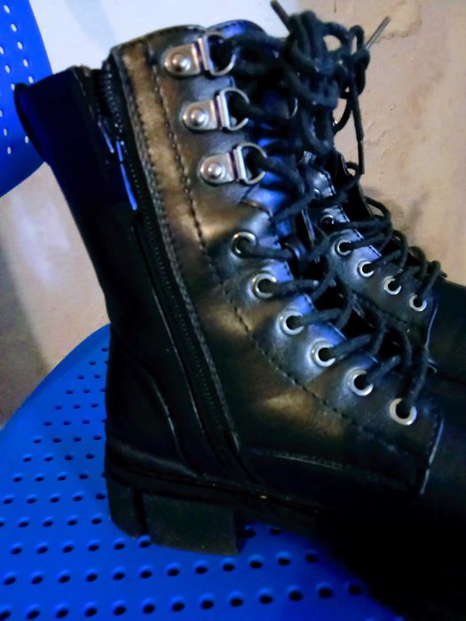 Botas de cabedal cor preta seminova