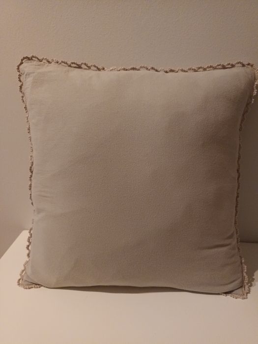 Três almofadas cinza claro