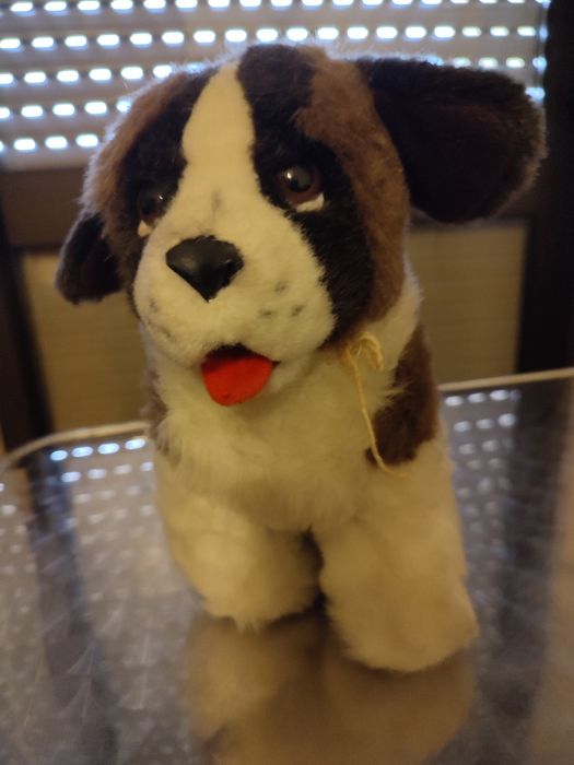 Cão de peluche antigo e novo