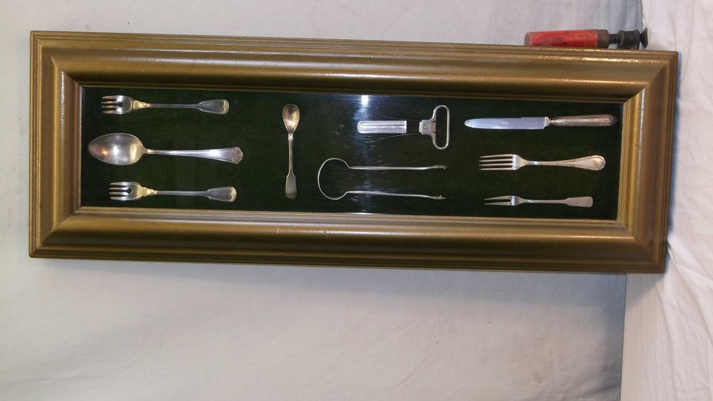 Vitrine     Moldura com  Peças Prateadas