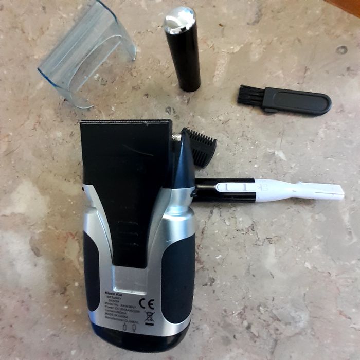 Máquina de barbiar e aparador