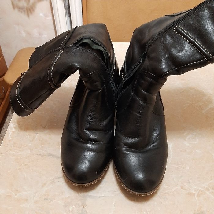 Сапожки  кожаные на танкетці.