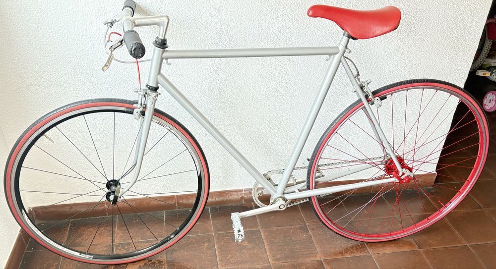 Bicicleta antiga modificada