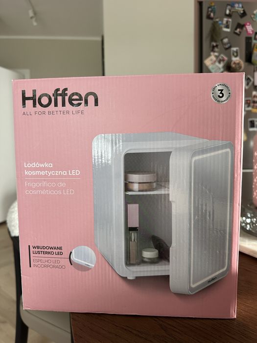 Lodówka na kosmetyki z lusterkiem