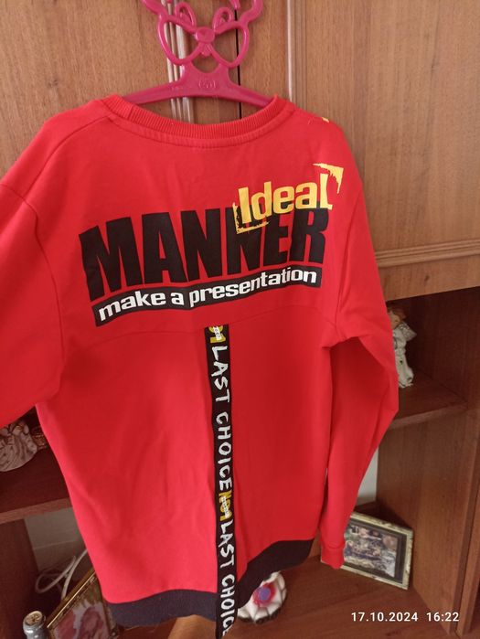 Гарна яскрава кофтинка