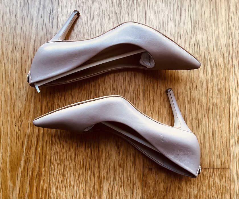 Ténis corrida Asics, Stilettos Guess e botas