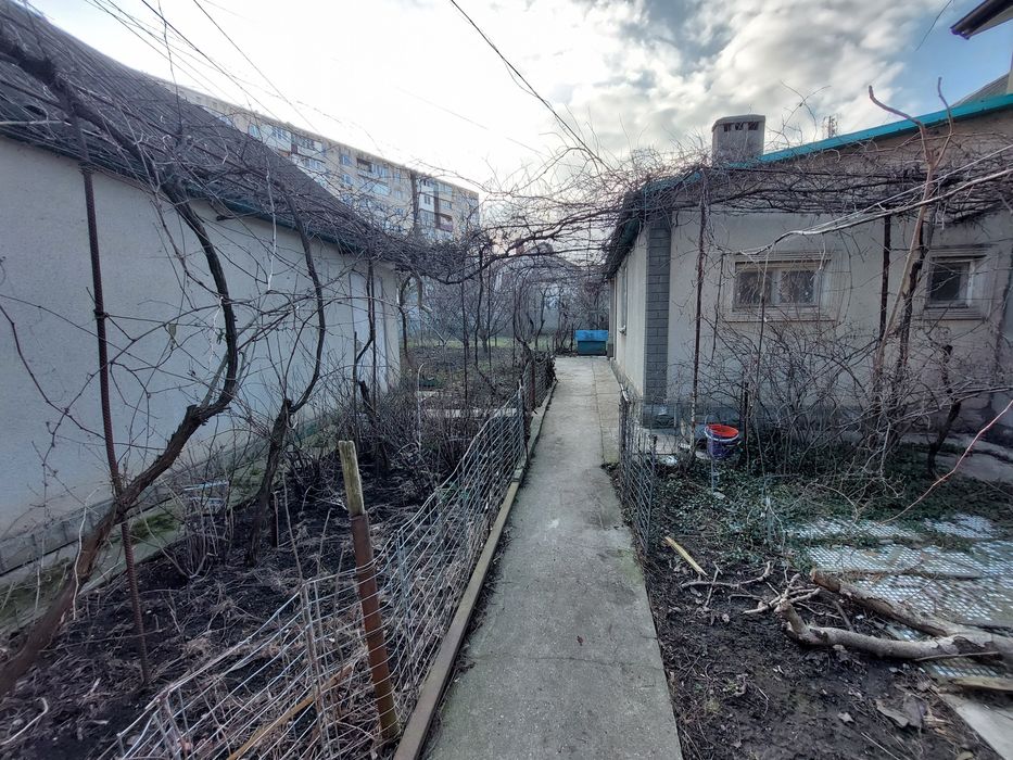 Продам дом в Черноморске районе Вечернего рынка.