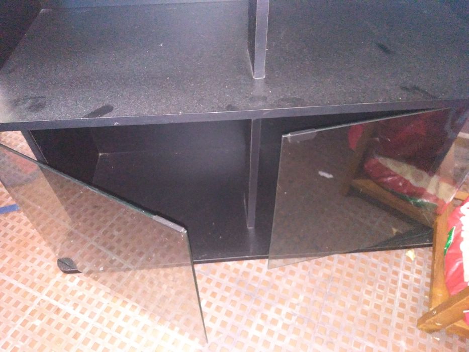 Aquário com cantos redondos e móvel