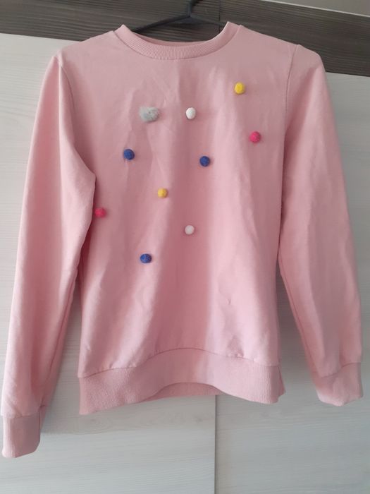 Pudrowa bluza z pomponikami na wzrost 158-164