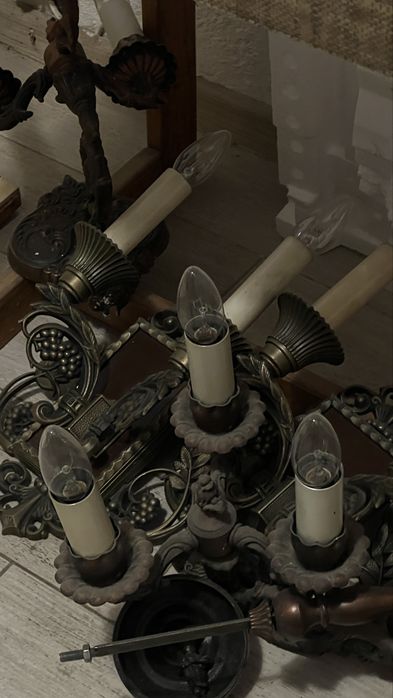 Вінтажна бронзова люстра та світильники бра