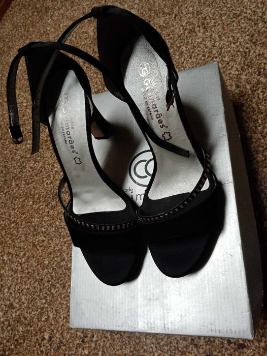 Sandálias em camurça, com tira de brilhantes.