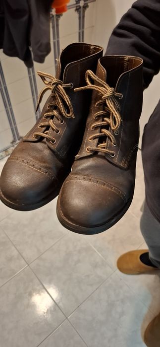 Bota castanha em pele 35,todas cozindas,sola tipo pneu.