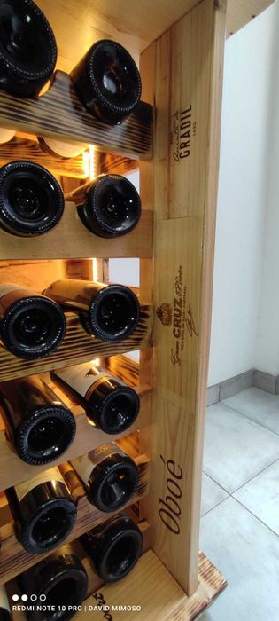 Garrafeira Artesanal Única em Pinho – Iluminada, Detalhes Caixas de Vinho