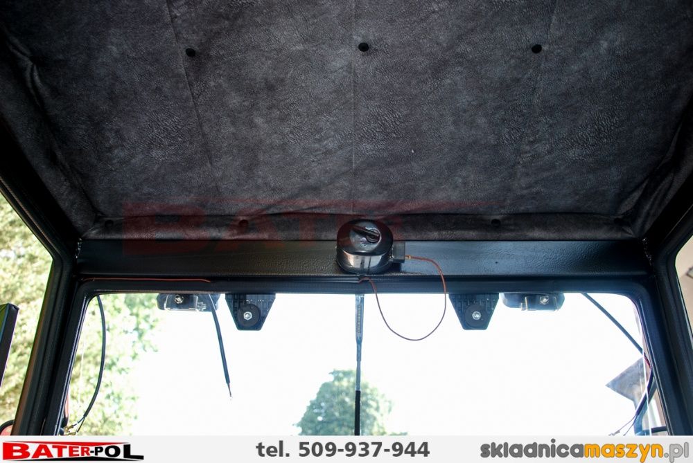 Kabina Ursus C-330 z metal okrągłymi błotnikami, sadownicza BIAŁA FORD