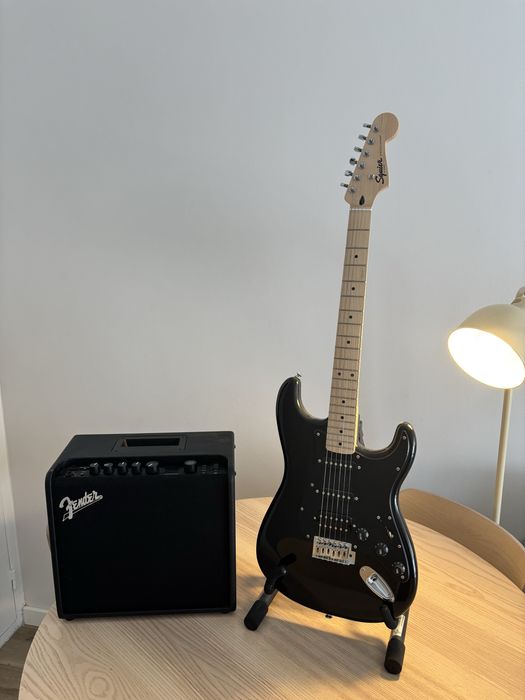 Pack Guitarra Elétrica Squier Sonic Strat HSS + Amplificador Fender Mustang LT25 — Como Novo