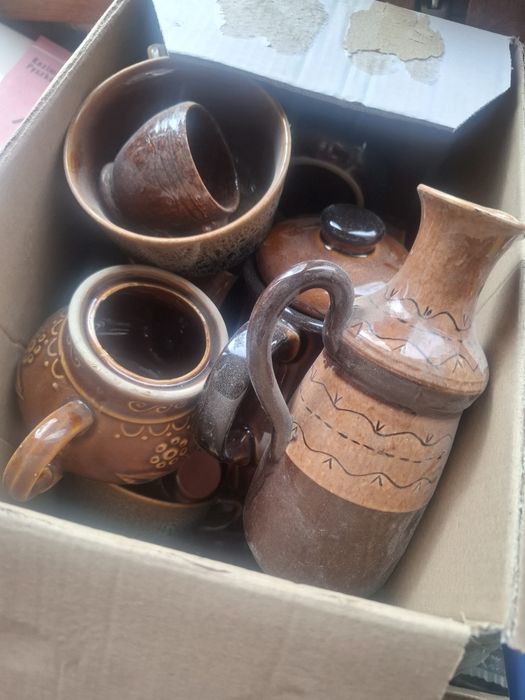 Zestaw ceramicznych bądź glinianych kubków i dzbanków