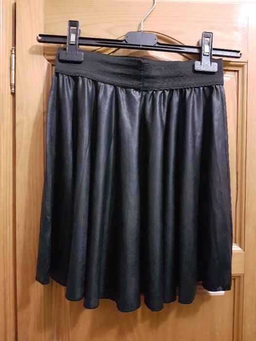 saia de pele sintetica preta
