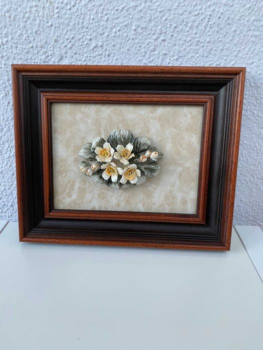 Quadro antigo com flores porcelana