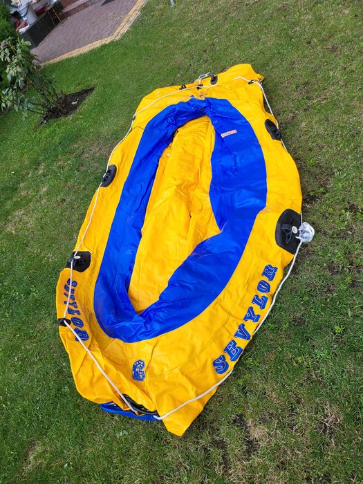 Лодка огромная на 4 человека