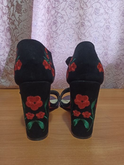 Чорні, замшеві  босоніжки з вишитими червоними квітами на каблучку