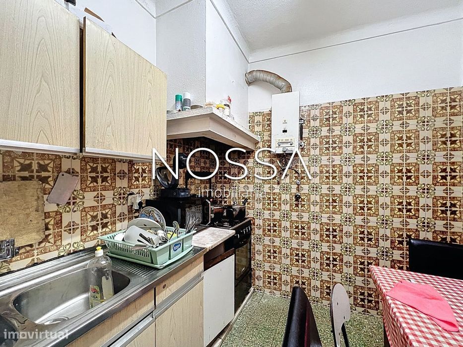 Moradia bi-familiar composta por dois apartamentos T2 com entradas...