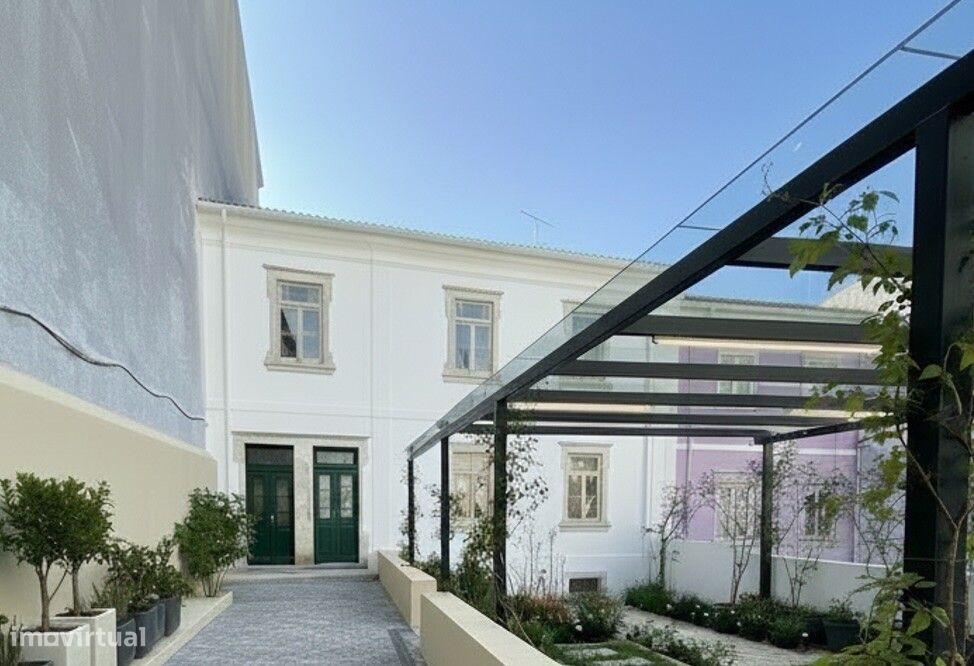 M5 Detached House with Swimming Pool and Garage in the Celas Area