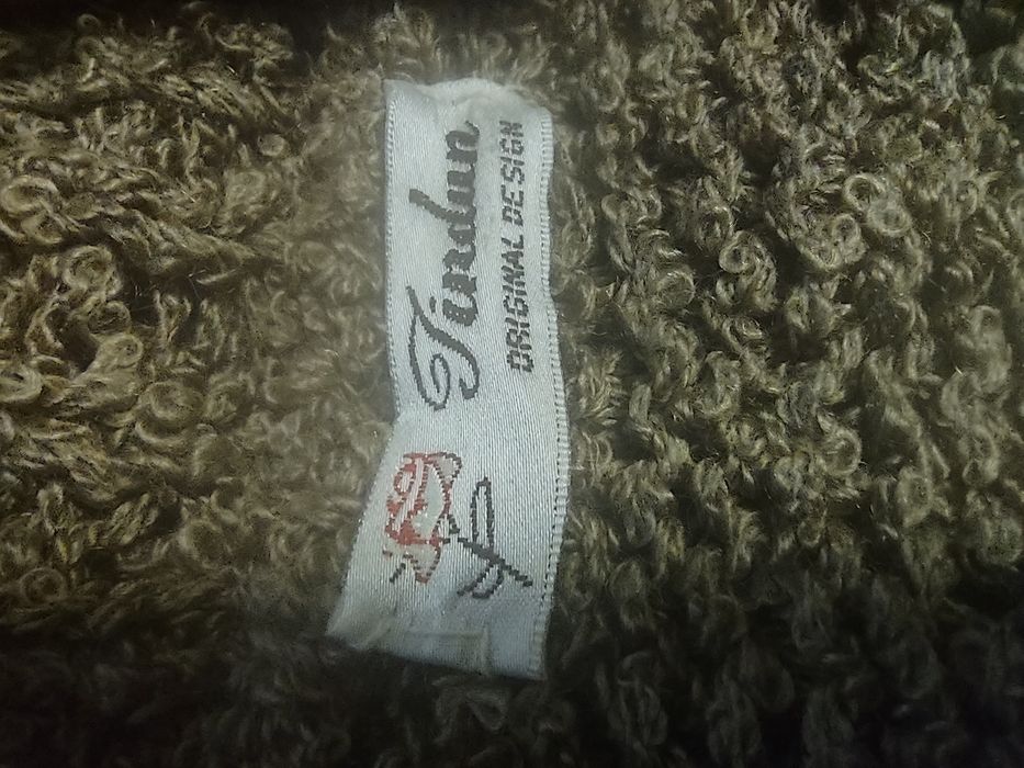Długi elegancki, ciepły zapinany sweter z kieszeniami i kolnierzem