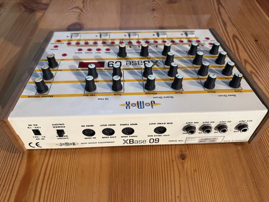 Jomox XBase 09 caixa de ritmos