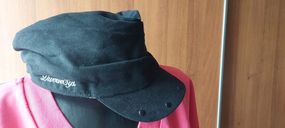 Czarna damska czapka