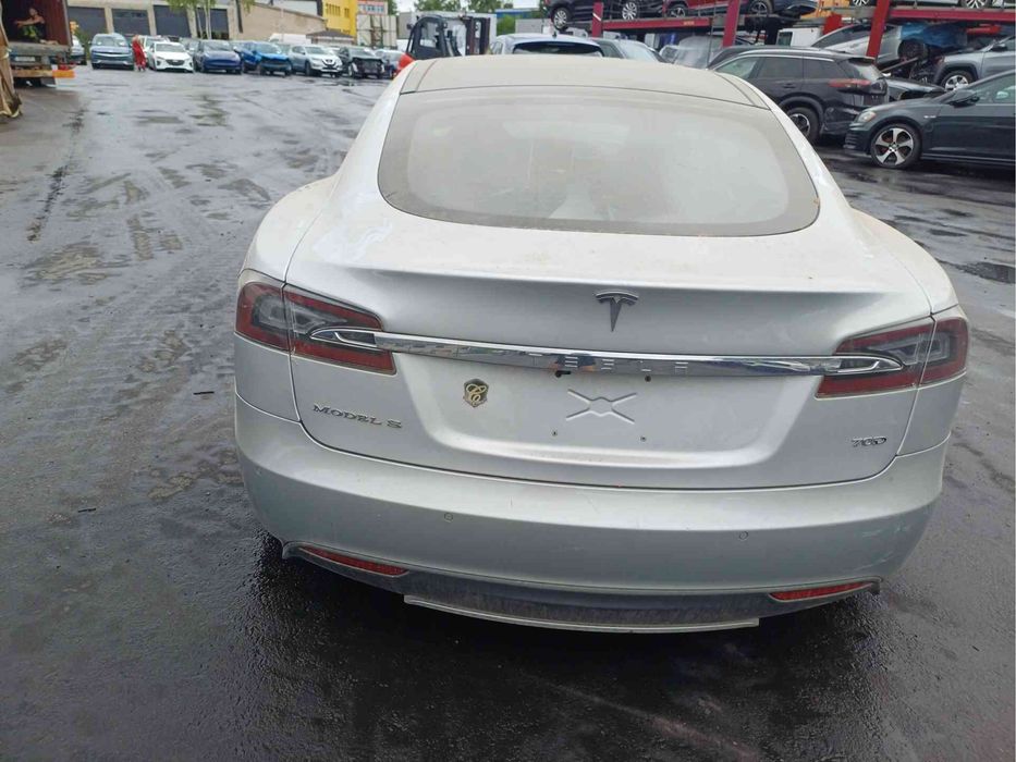 Tesla S 12-20 кузовні запчастини
