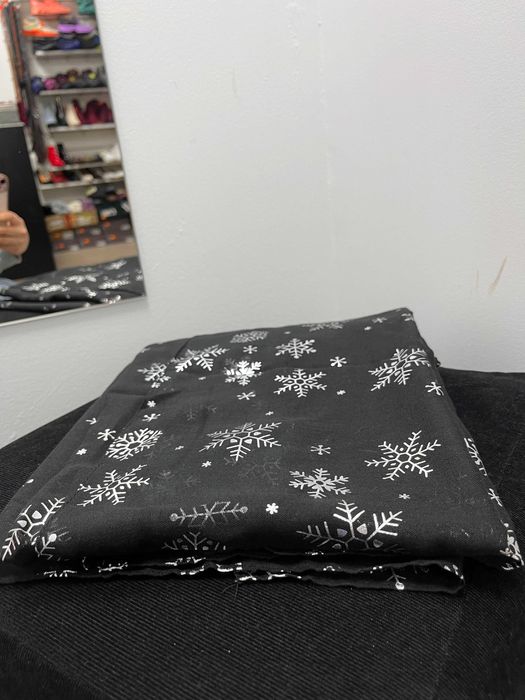 Czarna apaszka ze śnieżkami