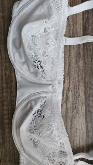 śliczny stanik TRIUMPH 75 B w super stanie